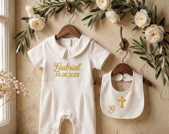 Vestito personalizzato per battesimo di un neonato | Tutina bianca e bavaglino ricamato in oro | Regalo per baby shower, regalo per padrino e madrina | Cerimonia
