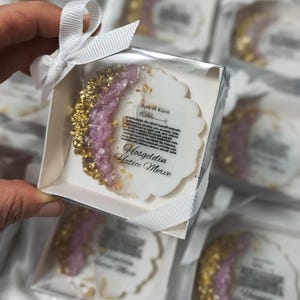 Bonbonnière époxy personnalisé pour mariage, baptême, naissance et autres occasions.. ( la bonbonnière est aimantée par l'arrière).