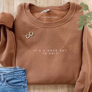 Sudadera de punto, sudadera "Es un buen día para tejer", suéter para amantes del tejido, regalo para tejedores, camisa de punto, regalo para amantes del tejido Pecan Brown