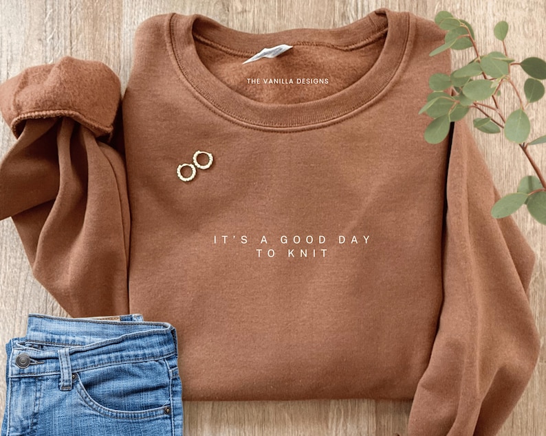 Sudadera de punto, sudadera "Es un buen día para tejer", suéter para amantes del tejido, regalo para tejedores, camisa de punto, regalo para amantes del tejido Pecan Brown