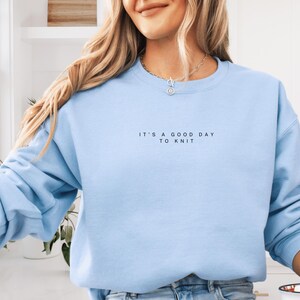 Sudadera de punto, sudadera "Es un buen día para tejer", suéter para amantes del tejido, regalo para tejedores, camisa de punto, regalo para amantes del tejido Light Blue