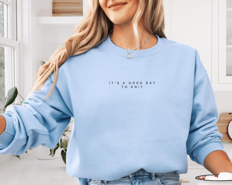 Sudadera de punto, sudadera "Es un buen día para tejer", suéter para amantes del tejido, regalo para tejedores, camisa de punto, regalo para amantes del tejido Light Blue