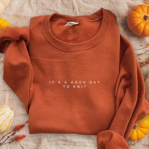 Sudadera de punto, sudadera "Es un buen día para tejer", suéter para amantes del tejido, regalo para tejedores, camisa de punto, regalo para amantes del tejido Texas Orange