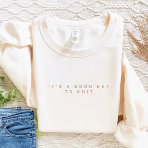 Sudadera de punto, sudadera "Es un buen día para tejer", suéter para amantes del tejido, regalo para tejedores, camisa de punto, regalo para amantes del tejido Sweet Cream
