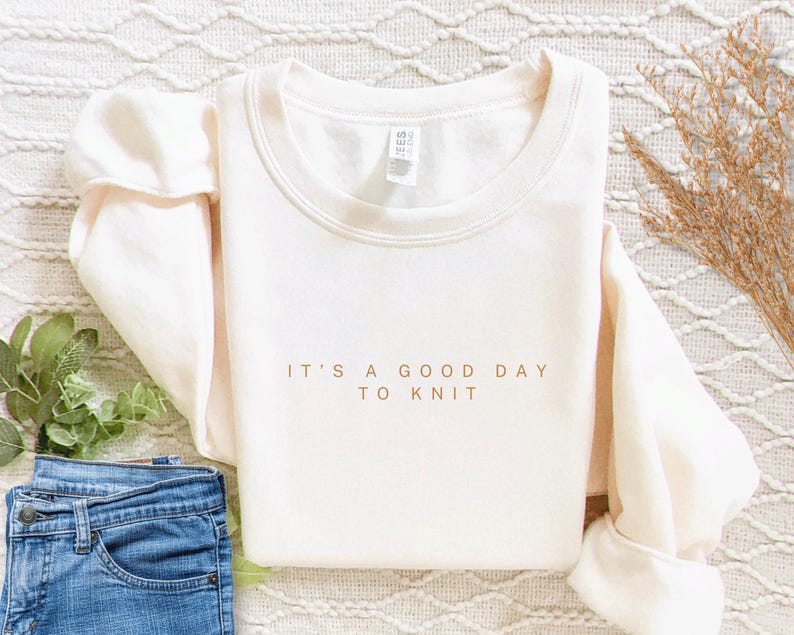Sudadera de punto, sudadera "Es un buen día para tejer", suéter para amantes del tejido, regalo para tejedores, camisa de punto, regalo para amantes del tejido Sweet Cream