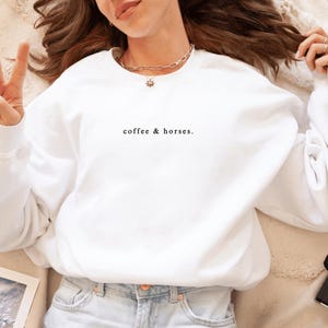 Coffee And Horses Sweatshirt, Horse Sweatshirt, Equestrian Sweatshirt, Horse Rider Gift, Horse Lover Gift, Horse Shirt, Horse Trainer Gift Weiß