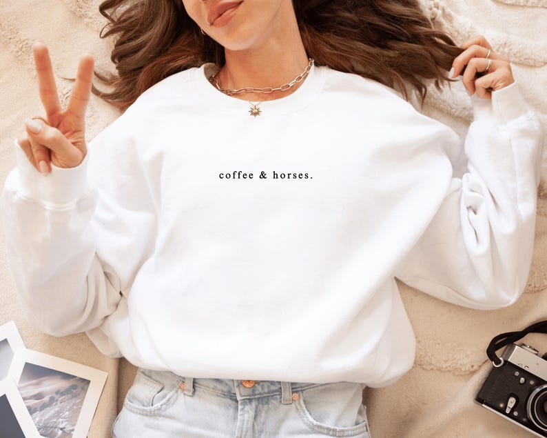 Coffee And Horses Sweatshirt, Horse Sweatshirt, Equestrian Sweatshirt, Horse Rider Gift, Horse Lover Gift, Horse Shirt, Horse Trainer Gift Weiß