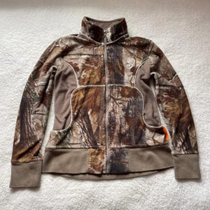 Puede incluir: Un juego de tres tazas de cerámica con un acabado mate moteado. Las tazas son en tonos crema, gris claro y gris oscuro. Cada taza tiene un diseño simple y minimalista, perfecto para café o té.