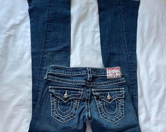 Jeans vintage True Religion a zampa d'elefante a vita bassissima con dettagli scintillanti.