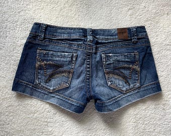 Urban Heritage Mini-Shorts mit niedrigem Bund und Stickereien aus den 2000er Jahren