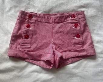 Pantaloncini corti Talula a righe rosse con bottoni rossi, taglia 2