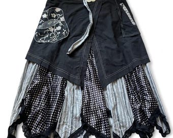 Vintage black & white polka dot detailed skirt with lace trim and belt