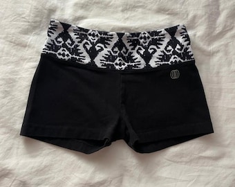 Balance Collection van Marika uit 2000 met activewear minishort met print op de tailleband