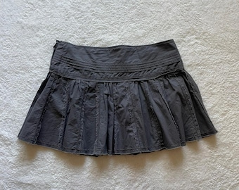 Minifalda plisada gris estilo garaje de los años 2000