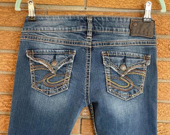 Jeans Silver Mackenzie a vita bassa con tasche posteriori ricamate.
