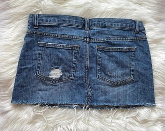 Minigonna in jeans strappati Y2K