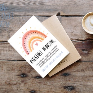 Pode incluir: Um cart&atilde;o com um design de arco-&iacute;ris e o texto "Assistant Principal" com uma mensagem sobre as qualidades de um bom diretor assistente. O cart&atilde;o est&aacute; sobre uma superf&iacute;cie de madeira com uma x&iacute;cara de caf&eacute;.