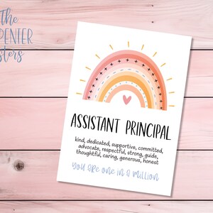 Pode incluir: Um cart&atilde;o imprim&iacute;vel com um design de arco-&iacute;ris e o texto "Assistant Principal" com uma lista de atributos positivos e a frase "Voc&ecirc; &eacute; &uacute;nico".