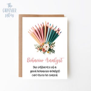 Può includere: Un biglietto di auguri con bordo marrone e interno bianco. La carta presenta una colorata disposizione di matite, fiori e il testo "Behavior Analyst" e "the influence of a good behavior analyst can never be erased."