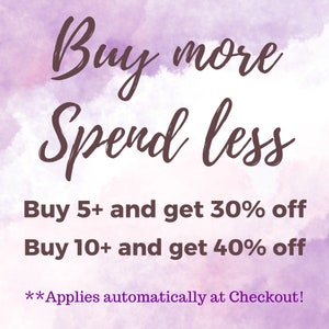 Puede incluir: Fondo de acuarela p&uacute;rpura con el texto "Buy more Spend less" en fuente cursiva marr&oacute;n. Debajo del texto hay dos l&iacute;neas de texto en fuente marr&oacute;n: "Buy 5+ and get 30% off" y "Buy 10+ and get 40% off". El texto "**Applies automatically at Checkout!" est&aacute; en fuente marr&oacute;n en la parte inferior de la imagen.