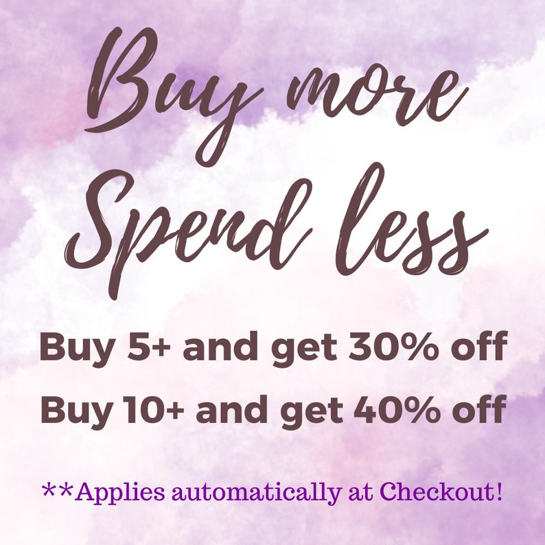 Puede incluir: Fondo de acuarela p&uacute;rpura con el texto "Buy more Spend less" en fuente cursiva marr&oacute;n. Debajo del texto hay dos l&iacute;neas de texto en fuente marr&oacute;n: "Buy 5+ and get 30% off" y "Buy 10+ and get 40% off". El texto "**Applies automatically at Checkout!" est&aacute; en fuente marr&oacute;n en la parte inferior de la imagen.