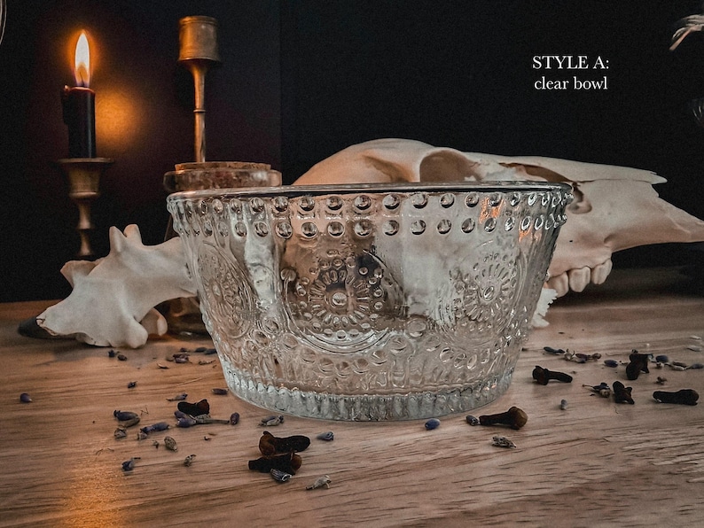 K&ouml;nnte beinhalten: Eine klare Glasschale mit einer strukturierten Oberfl&auml;che, gepr&auml;gten kreisf&ouml;rmigen Mustern und einem perlenartigen Rand. Der Text STYLE A: clear bowl ist in der oberen rechten Ecke des Bildes sichtbar und identifiziert das Produkt klar.