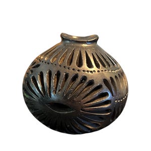 Vintage Barro Negro pottery floral leaves design