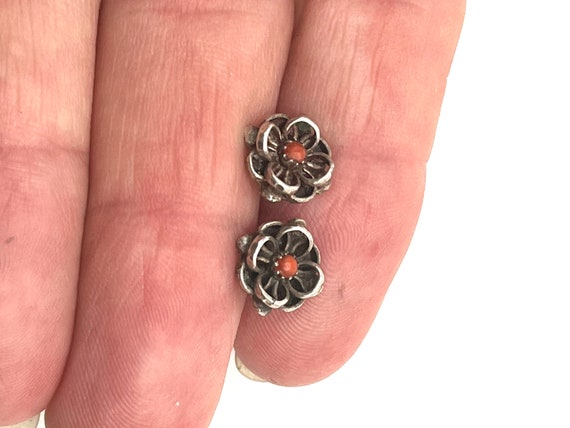 Cute vintage tiny flower with coral stud earrings… - image 4