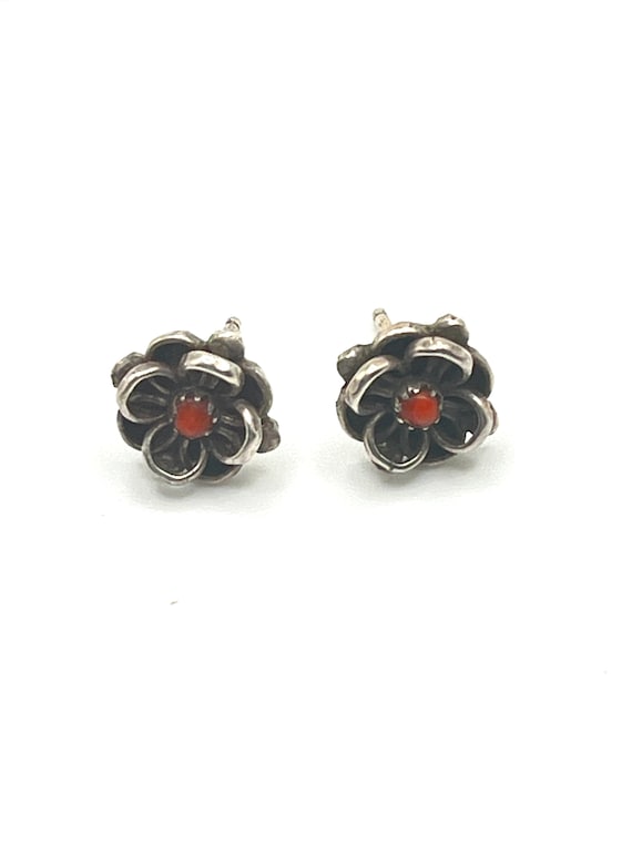 Cute vintage tiny flower with coral stud earrings… - image 1