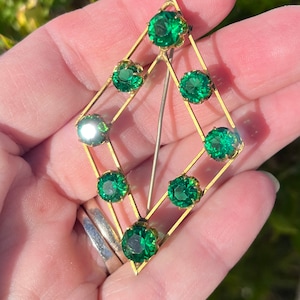 Sparkly vintage Emerald green and gold tone brooch diamond shape 1960s -1970s