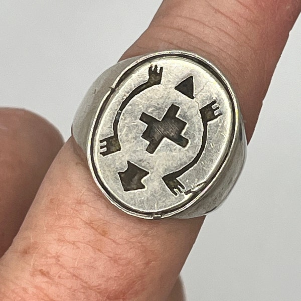 Size 8  sterling ring 1970s vintage Mens Native American. Turtle abstract design  Antique and unique