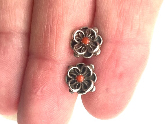 Cute vintage tiny flower with coral stud earrings… - image 3