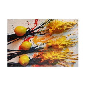 Puede incluir: Cuatro limones amarillos con tallos verdes están dispuestos sobre una superficie blanca con salpicaduras de pintura de colores. Los limones están rodeados de pintura amarilla que ha goteado y salpicado.