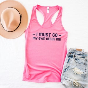 Puede incluir: Camiseta de tirantes rosa con un gr&aacute;fico azul marino que dice "Tengo que ir - mi gimnasio me necesita".