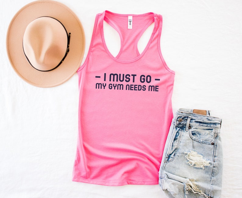 Puede incluir: Camiseta de tirantes rosa con un gr&aacute;fico azul marino que dice "Tengo que ir - mi gimnasio me necesita".