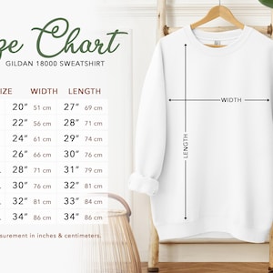 K&ouml;nnte beinhalten: Gr&ouml;&szlig;entabelle f&uuml;r ein Gildan 18000 Sweatshirt, mit Ma&szlig;en in Zoll und Zentimetern f&uuml;r die Gr&ouml;&szlig;en S bis 5XL. Die Tabelle zeigt die Breiten- und L&auml;ngenma&szlig;e f&uuml;r jede Gr&ouml;&szlig;e.