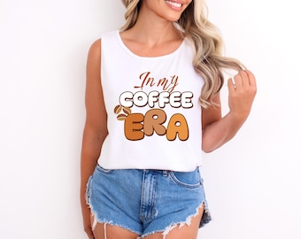 Camiseta sin mangas "En mi era del café" / Regalo divertido para amantes del café / Camiseta para adictas a la cafeína / Camiseta estilo racerback para mamás cafeteras / Regalo para amantes del latte
