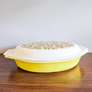 Vintage Pyrex green verde/olive 1.5 Qt divided casserole dish