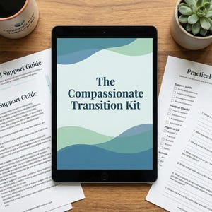 Può includere: Un tablet che mostra il testo "The Compassionate Transition Kit", circondato da guide stampate, una tazza di caffè, una piccola succulenta e una coperta su una superficie di legno. Le guide includono i titoli "Emotional Support Guide" e "Practical Checklist".