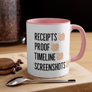 Könnte beinhalten: Weiße Keramiktasse mit rosafarbenem Rand und Henkel. Die Tasse hat einen schwarzen Text, der "RECEIPTS PROOF TIMELINE SCREENSHOTS" lautet, mit einem klatschenden Hände-Emoji nach jedem Wort.