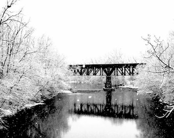 Foto in bianco e nero "Oltre il fiume", decorazione murale minimalista, fotografia artistica, ponte ferroviario, stampa digitale, download immediato.