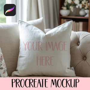 Könnte beinhalten: Ein cremefarbenes Kissen mit dem Text "YOUR IMAGE HERE" in Rosa, das auf einem beigen Sofa liegt. Das Kissen ist ein Mockup für Procreate-Designs. Das Procreate-App-Symbol befindet sich in der oberen linken Ecke.