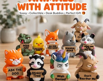 Puede incluir: Una colección de pequeñas figuras de animales que incluye un gato, serpiente, pollito, zorro, rinoceronte, zarigüeya, unicornio y cabra. Cada figura sostiene un pequeño letrero de madera con texto como ASK THE DOG, HISS OFF, ZERO CLUCKS GIVEN, WISH DENIED.