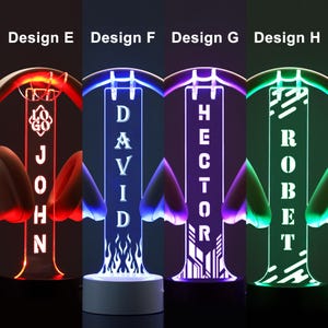 Puede incluir: Cuatro letreros LED iluminados con diferentes dise&ntilde;os. Cada letrero muestra un nombre en letras blancas sobre un fondo de color: rojo, azul, morado y verde. Las bases son blancas y los dise&ntilde;os incluyen llamas y patrones geom&eacute;tricos.
