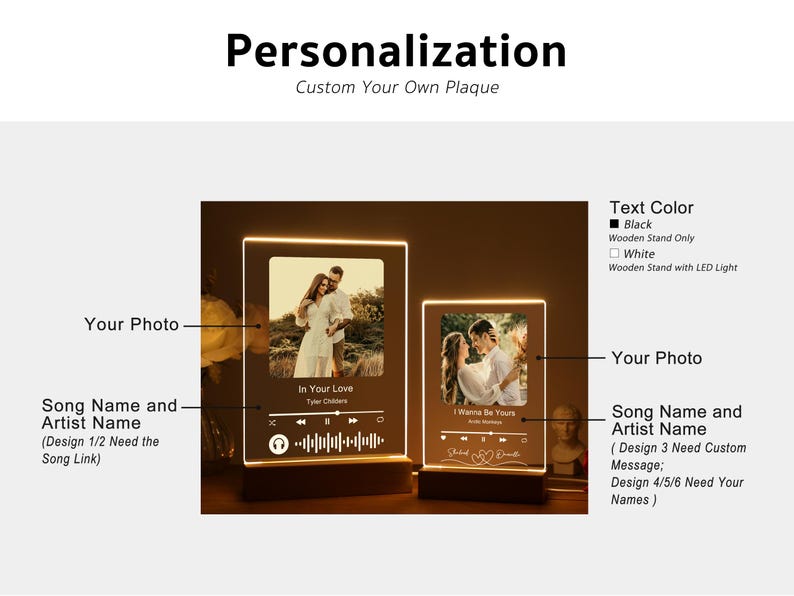 Puede incluir: Dos placas de fotos personalizadas con un nombre de canci&oacute;n y artista, una foto y un gr&aacute;fico de onda musical. Las placas est&aacute;n en un soporte de madera con luz. Las opciones de color del texto son negro o blanco.