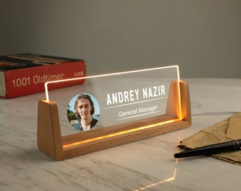 Placa de nombre personalizada con base de madera / Placa de nombre acrílica iluminada / Signo de nombre para escritorio / Regalos de oficina para compañeros de trabajo jefes / Regalos de nuevo trabajo