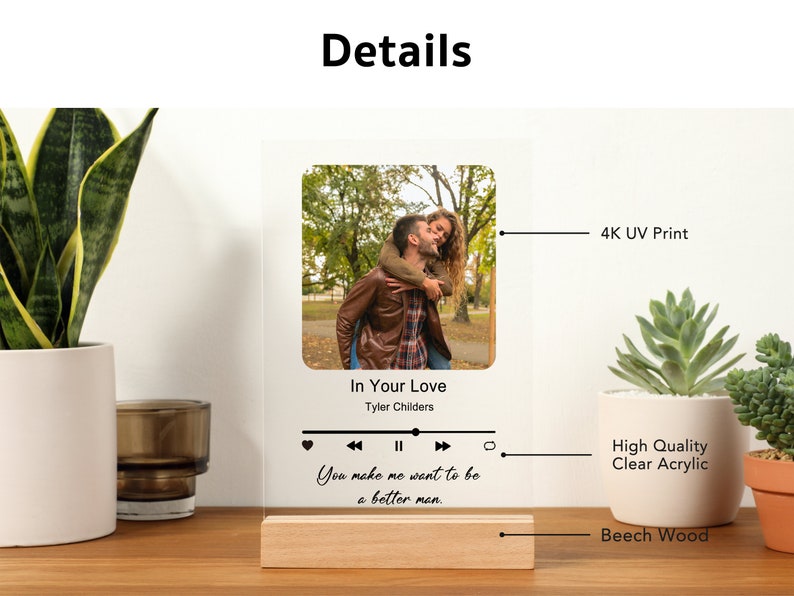 Puede incluir: Un expositor de fotos de acr&iacute;lico transparente con una base de madera. El expositor presenta una foto de una pareja en un parque, con el texto "In Your Love" y "Tyler Childers" debajo de la foto. El texto "You make me want to be a better man." est&aacute; escrito debajo de la foto. El expositor est&aacute; etiquetado con "Impresi&oacute;n UV 4K", "Acr&iacute;lico transparente de alta calidad" y "Madera de haya".