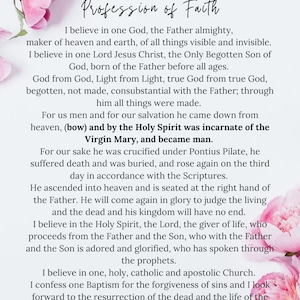 Könnte beinhalten: Ein weißer Hintergrund mit rosa Blumen an den Seiten und schwarzem Text in der Mitte. Der Text lautet "Nicene Creed - Profession of Faith". Der Text ist eine Aussage des christlichen Glaubens.
