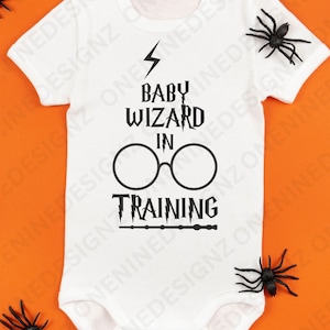 Baby-Strampler, Zauberer im Training, Baby-Shirt, Potter-Baby, SVG, PNG, Baby Harry, Neugeborene, neue Mutter, Babybody, neues Babygeschenk, neuer Elternteil
