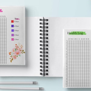 Peut inclure: Deux carnets ouverts avec des pages quadrillées pour suivre les activités quotidiennes et la santé. Le premier carnet porte le titre "Rate My Day" et une légende avec des étoiles colorées pour l'évaluation. Le deuxième carnet porte le titre "Health Log" et une légende avec des carrés colorés pour suivre l'état de santé, le rhume, les maux de tête, l'estomac et autres.